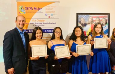 Cuatro hispanas graduadas del programa juvenil de verano de SEPA Mujer
