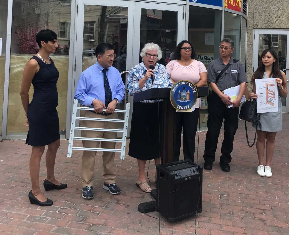 Anuncian medidas de seguridad en ventanas después de trágicos accidentes de caída de niños