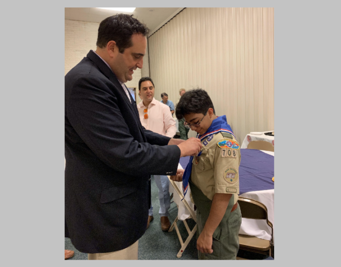 Supervisor Chad Lupinacci honra al 'Eagle Scout' Henry Rivas de Melville