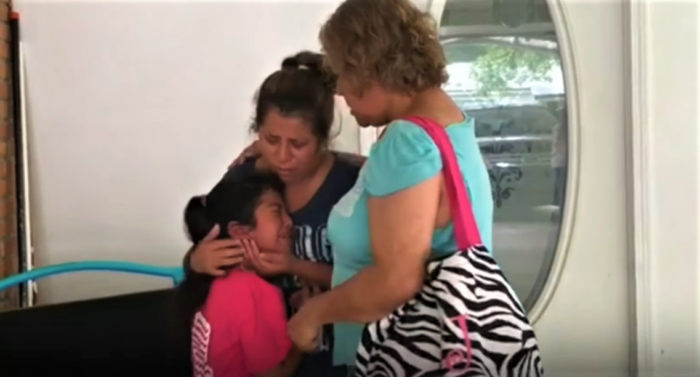 Dolor y lágrimas en cientos de niños de padres inmigrantes arrestados por ICE