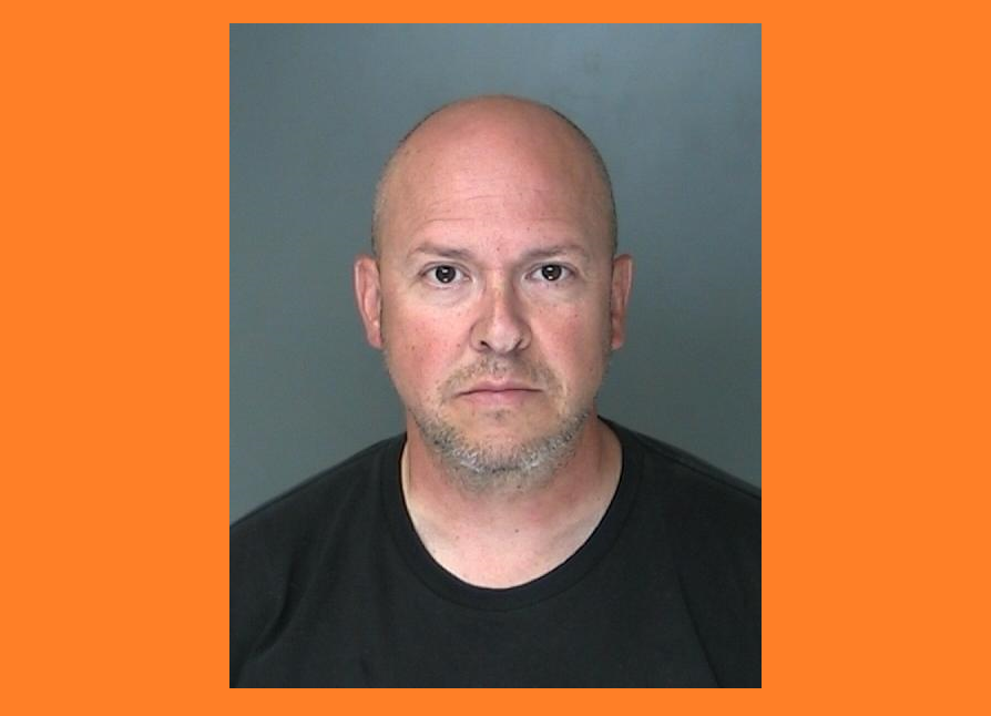 Profesor de secundaria arrestado por abuso sexual a estudiante en Suffolk
