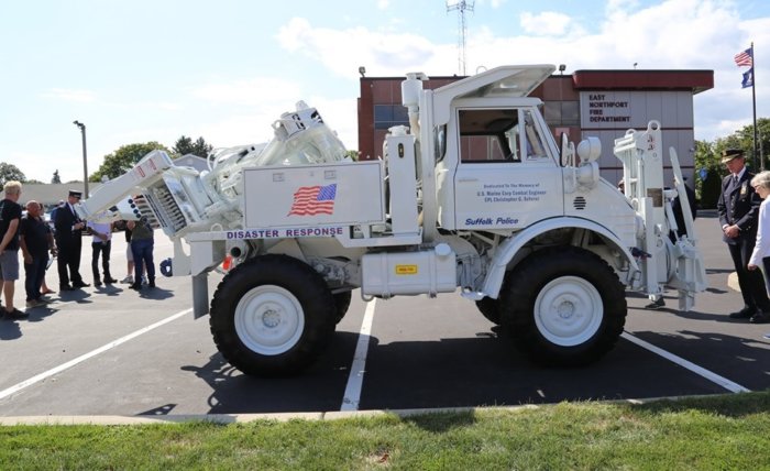 Policía de Suffolk presenta vehículo multiusos Unimog dedicado a marino caído