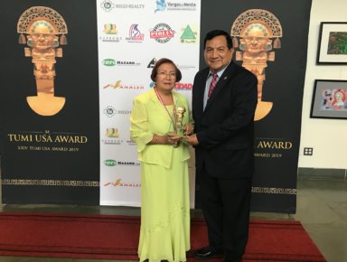 Vicky Díaz recibe 'Premio a la Excelencia' en Tumi USA Award 2019
