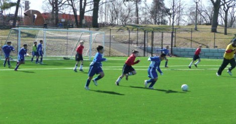 Organizan programa de fútbol gratuito para niños en Huntington