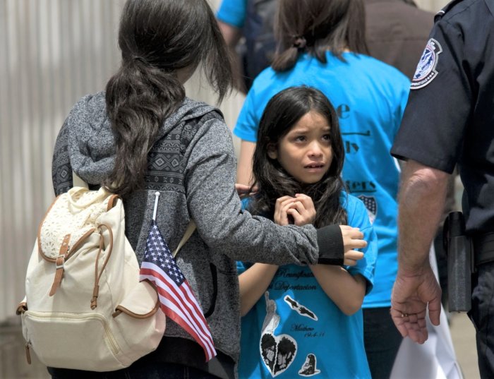 Asambleísta Michaelle Solages critica la regla de 'Carga Pública' que separa familias