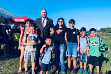 Exitosa entrega gratuita de útiles escolares para el regreso a clases en Brentwood