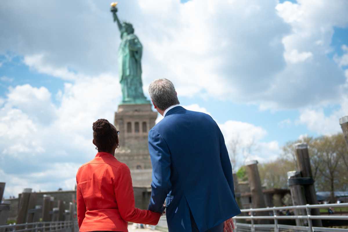 Alcalde de Blasio se retira de la carrera presidencial debido a falta de tracción en su campaña