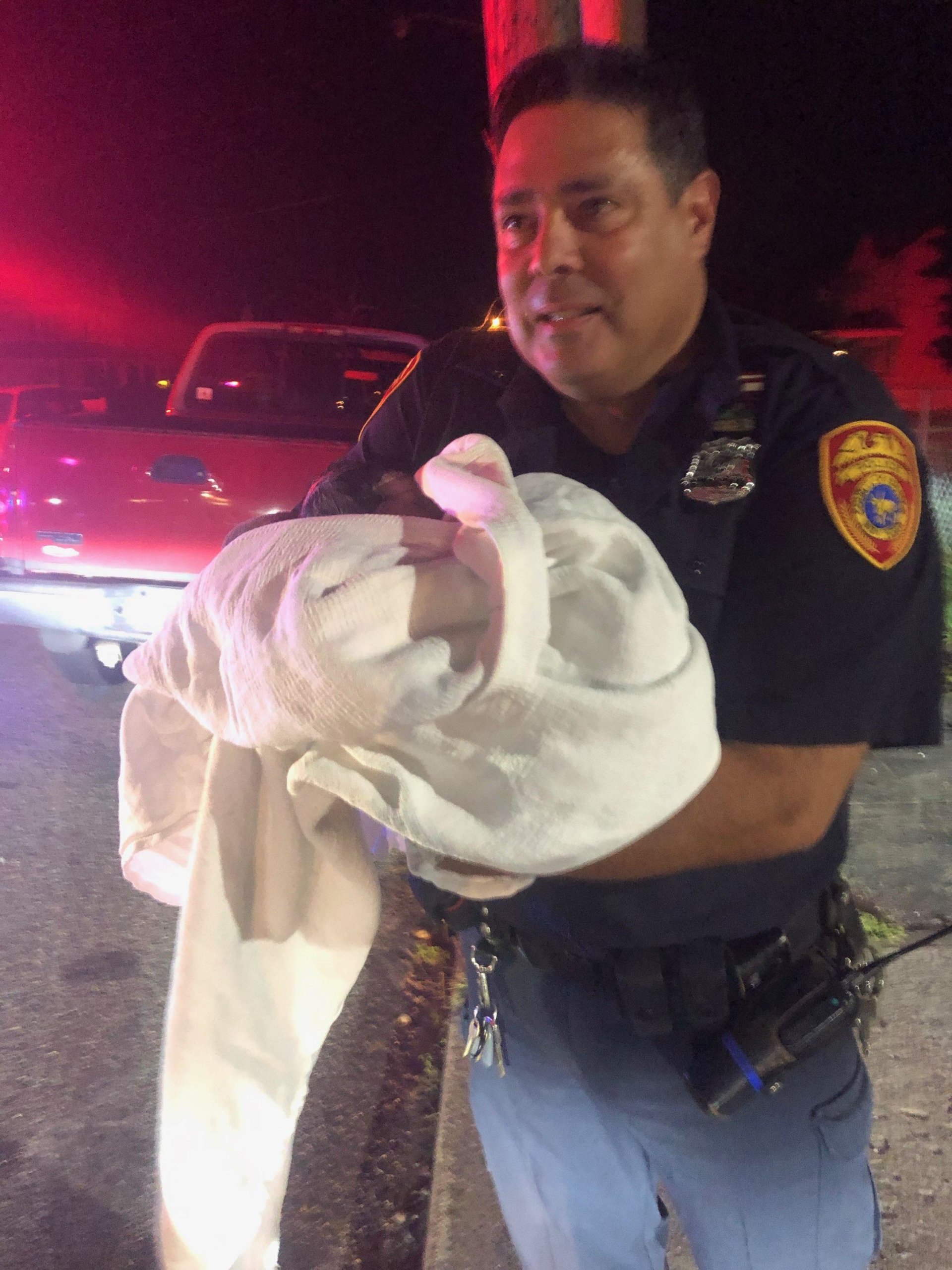 Policía hispano de Suffolk ayuda a mujer a dar a luz a una niña