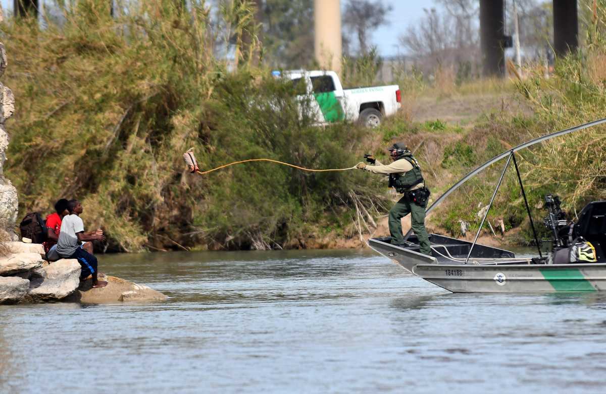 Madre inmigrante y su pequeño hijo mueren ahogados en frontera con México