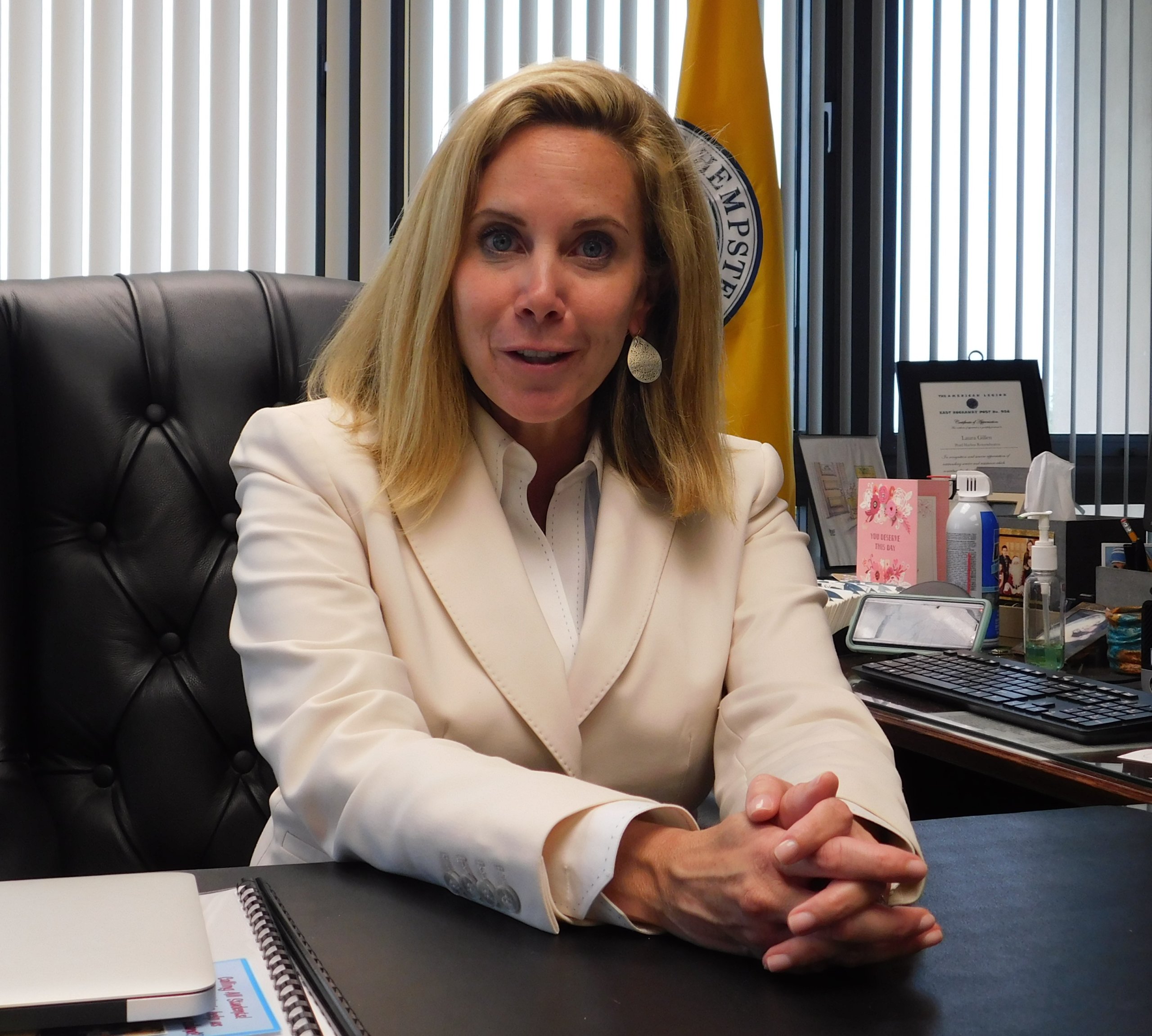 Laura Gillen (Partido Demócrata)
