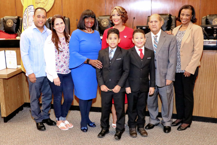 Concejal Dorothy Goosby presente en la celebración de la Hispanidad