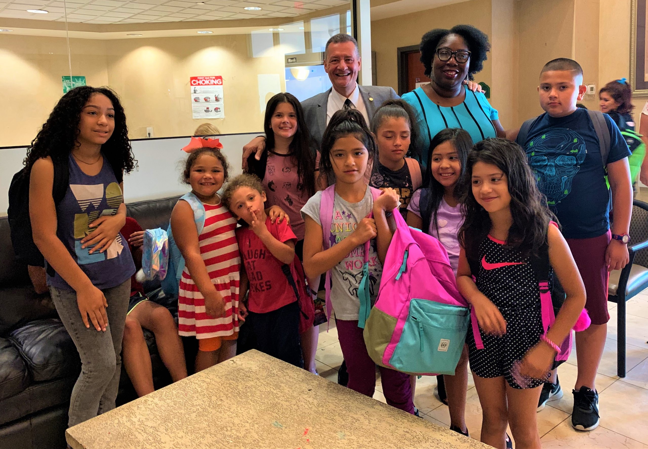 Legislador Sam Gonzalez visita albergues del 9no. distrito de Suffolk