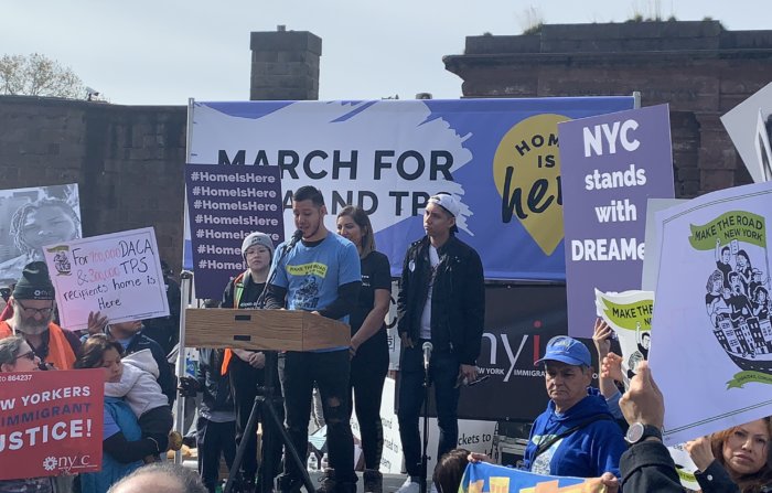 'Soñadores' marchan de NY a Washington para defender DACA y TPS