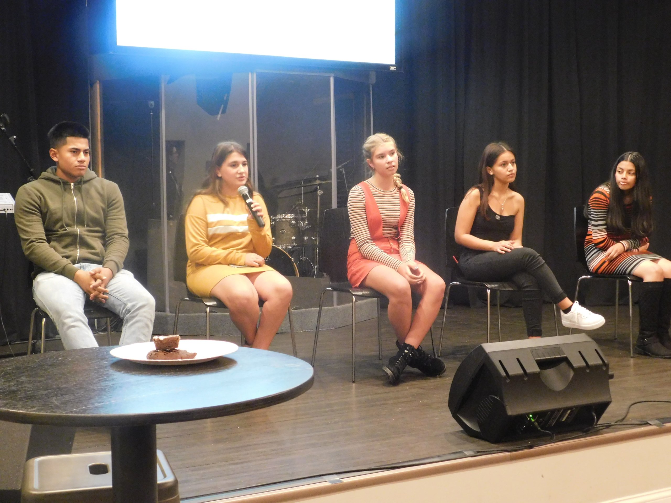 Grupo diverso de jóvenes de L.I. se expresan e integran a través de la fotografía