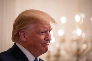 Jueces de Nueva York y California bloquean la regla de 'carga pública' de Trump