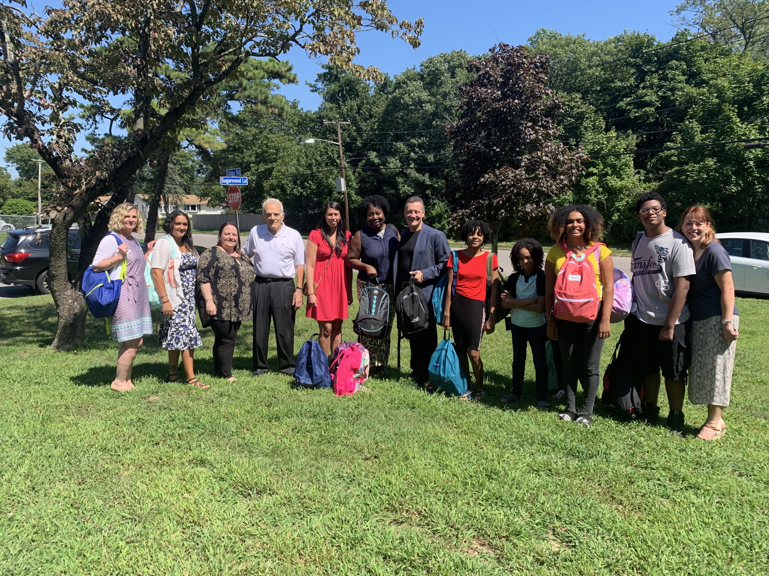 Legislador Sam Gonzalez visita albergues del 9no. distrito de Suffolk