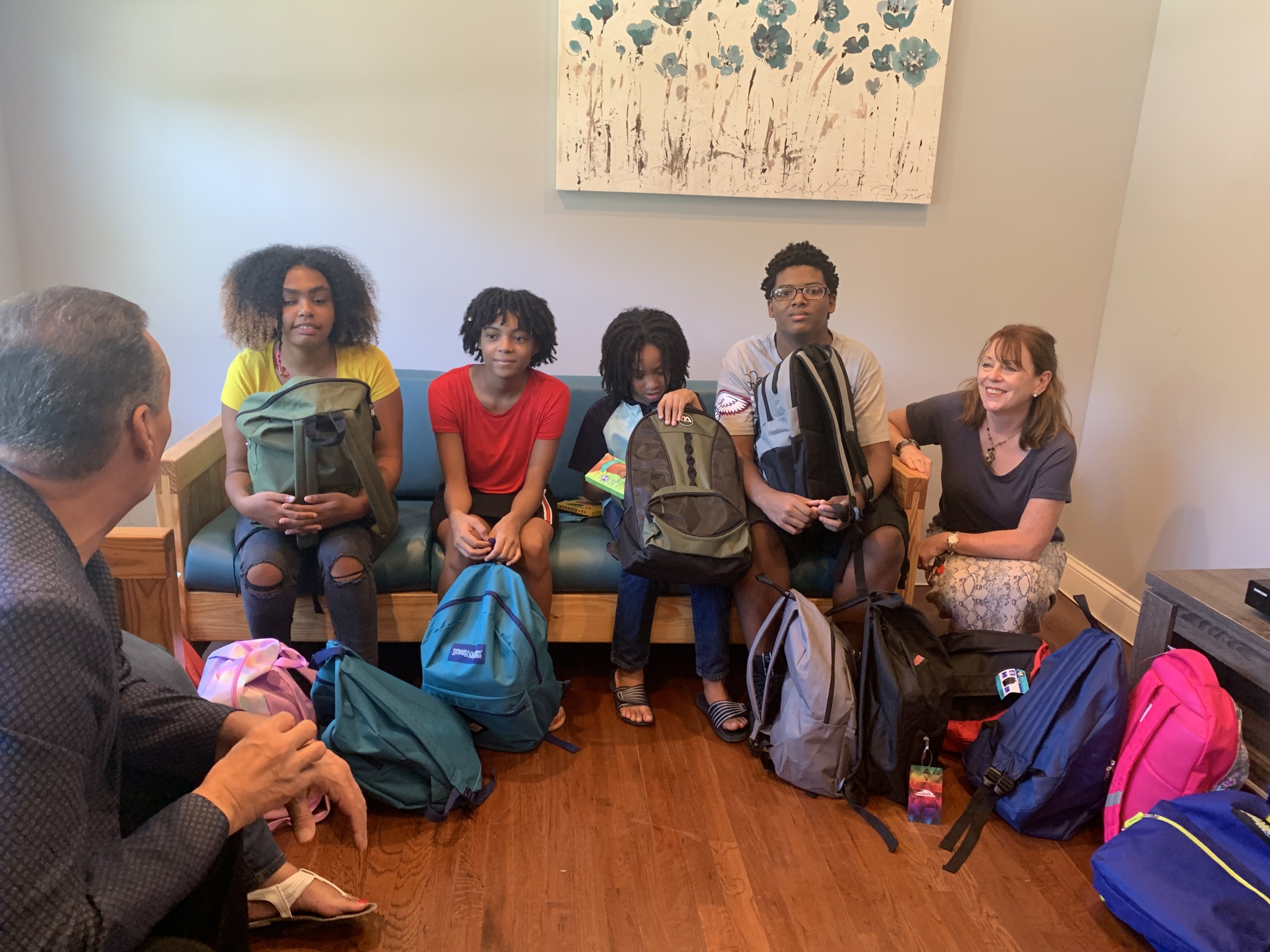 Legislador Sam Gonzalez visita albergues del 9no. distrito de Suffolk