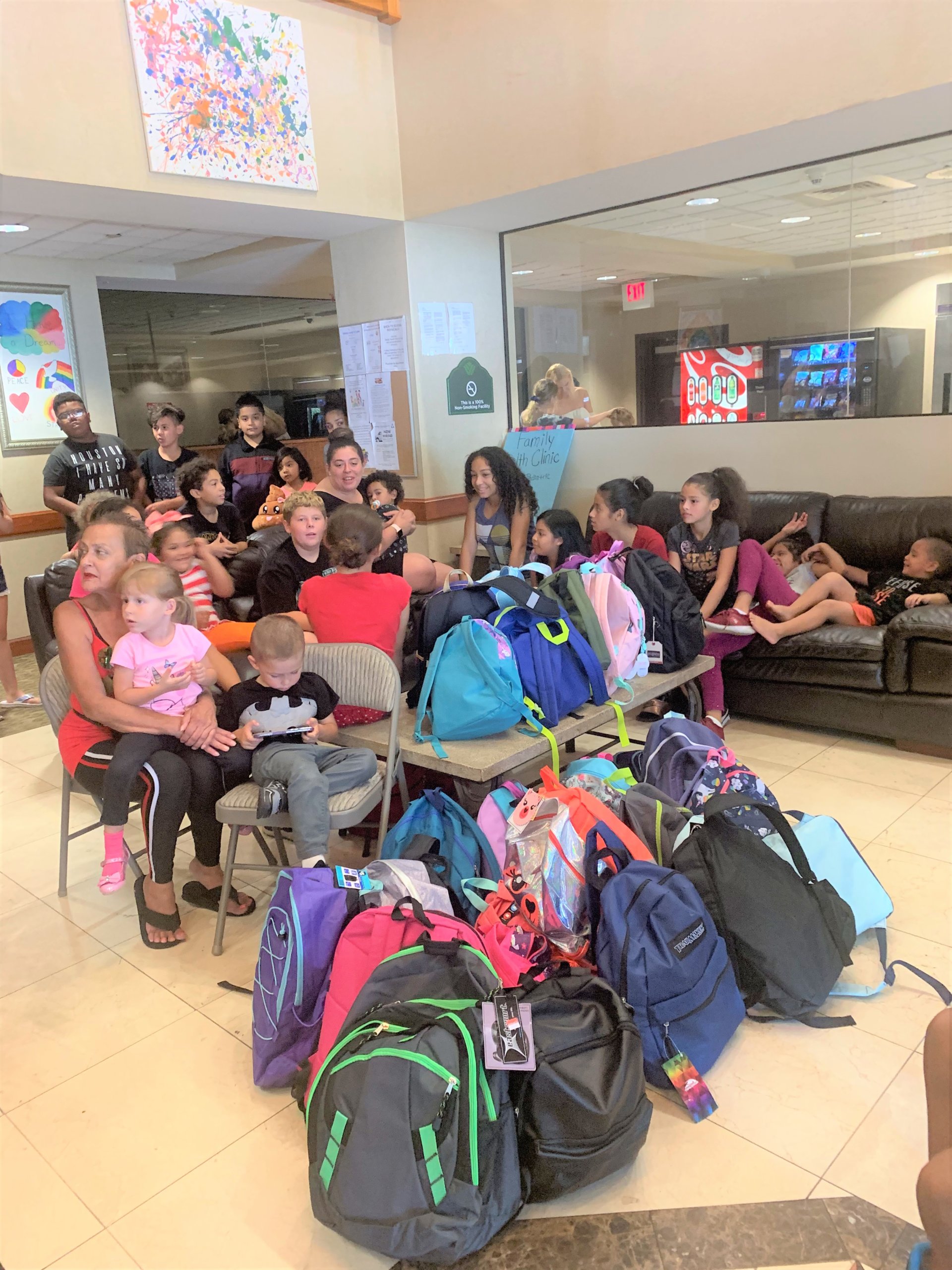 Legislador Sam Gonzalez visita albergues del 9no. distrito de Suffolk