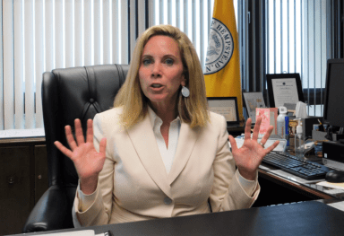 Supervisora ​​del Pueblo de Hempstead, Laura Gillen, propone ley anticorrupción