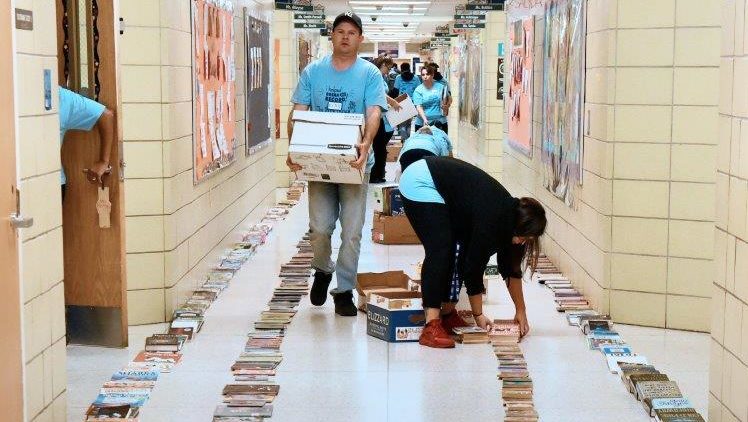 The Book Fairies alínea 31,000 libros para romper el Récord Mundial Guinness