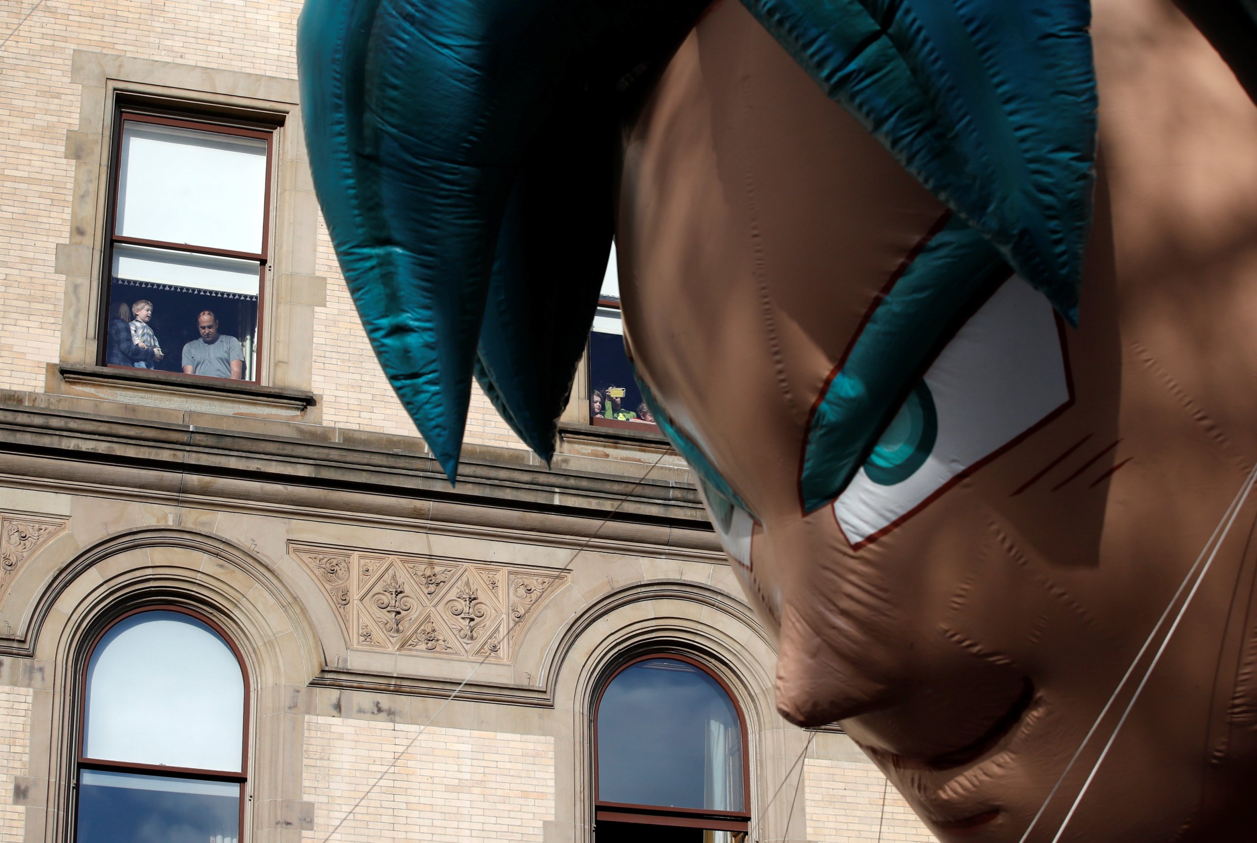 Neoyorquinos pueden disfrutar del desfile de globos de Macy's pese al viento