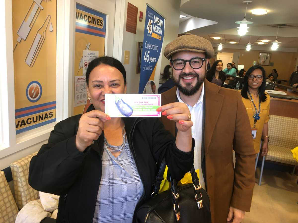 Concejal Moya distribuyó miles de dólares en Health Bucks en Corona