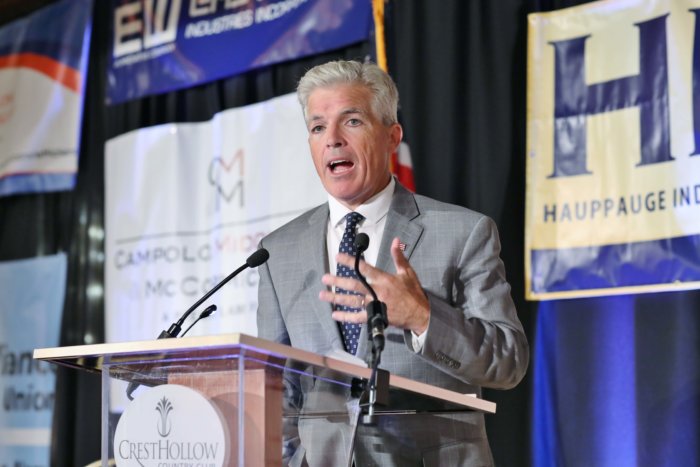 jecutivo del condado de Suffolk, Steve Bellone, gana elecciones para su 3er. mandato