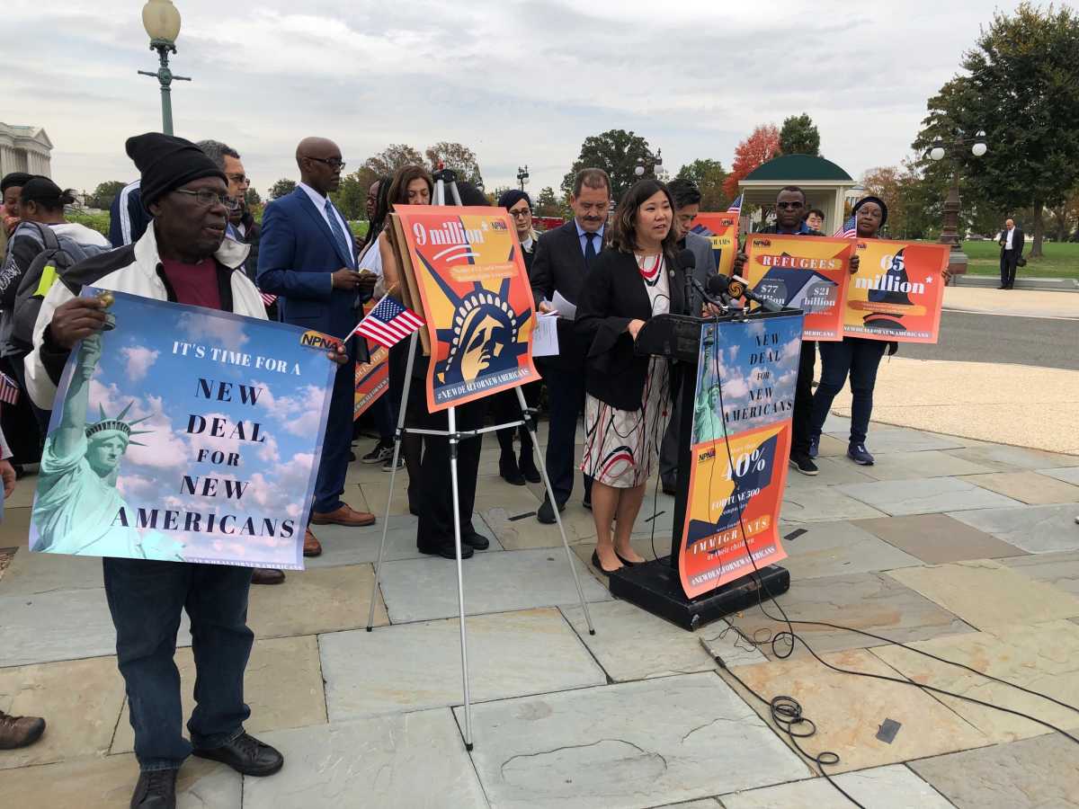 Congresista de Queens presenta legislación para ayudar a inmigrantes y refugiados lograr la naturalización