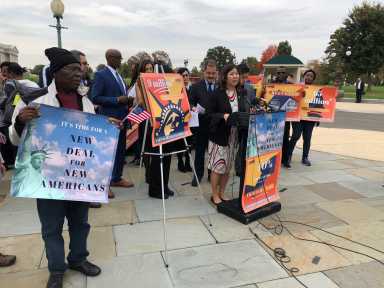 Congresista de Queens presenta legislación para ayudar a inmigrantes y refugiados lograr la naturalización