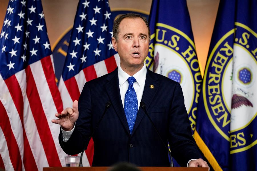 El representante demócrata de California, Adam Schiff, presidente del Comité Selecto Permanente de Inteligencia de la Cámara de los Estados Unidos, hace una declaración en una conferencia de prensa sobre el progreso de la investigación de juicio político del presidente Donald Trump en Capitol Hill en Washington, DC, EE. UU., 03 de diciembre 2019. EFE/EPA/Samuel Corum