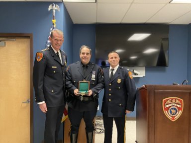 Policía hispano de Suffolk recibe medalla por su acción heroica