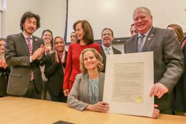 Curran firma una ley que prohíbe la venta de cigarrillos electrónicos con sabor y productos de vapeo en el condado de Nassau