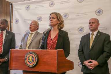 Curran y Ryder regalan equipo táctico al departamento de policía de Hempstead