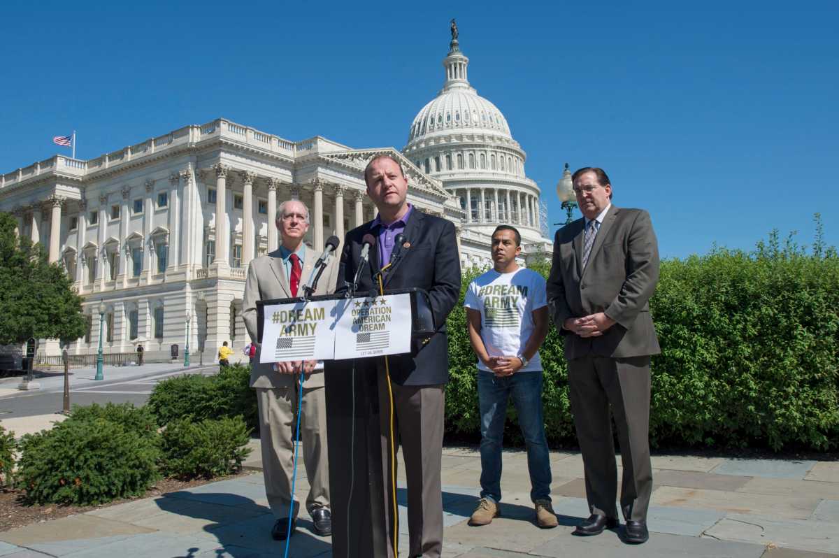 Regalo de Navidad para peruana indocumentada: Gobernador le concede el perdón