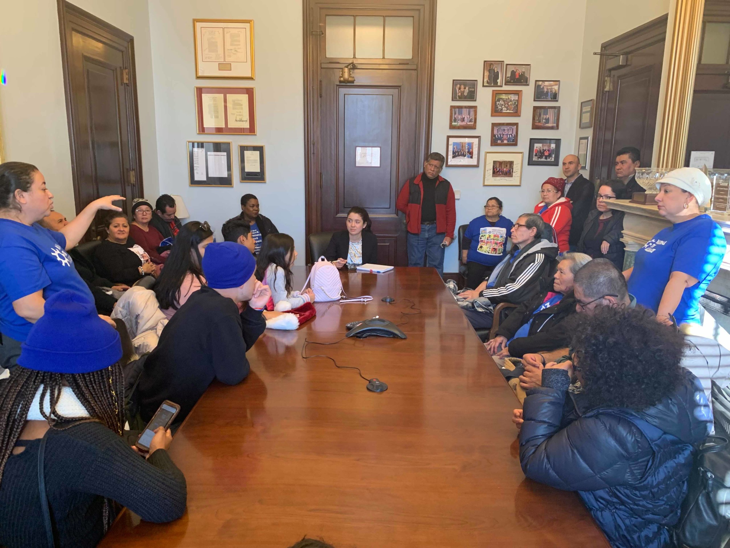 Inmigrantes con TPS hacen un llamado masivo a las puertas del Congreso