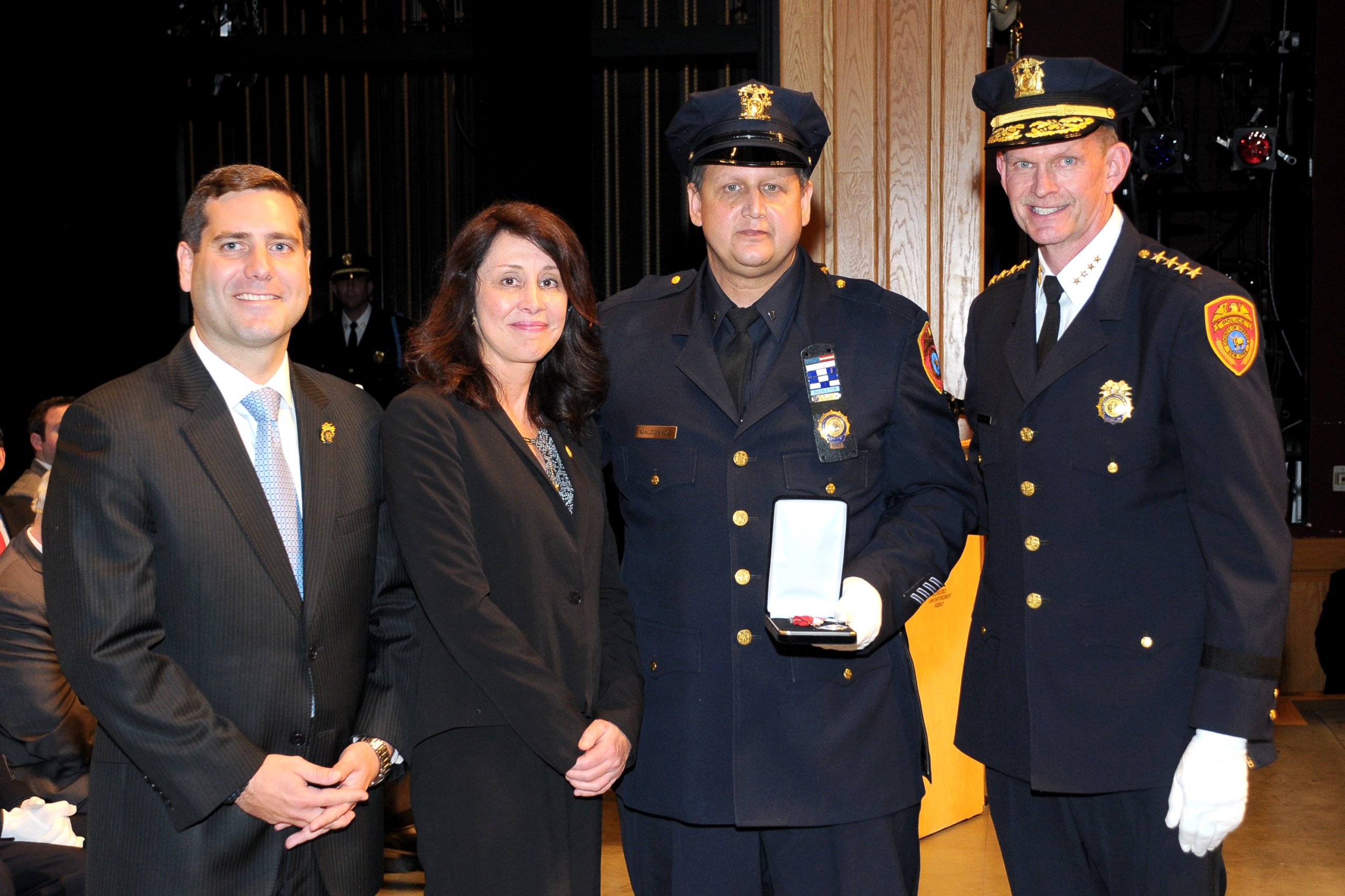 Policía hispano de Suffolk honrado póstumamente por el Fiscal General de EEUU