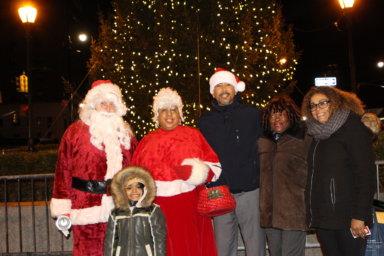 Presidente del condado ilumina árbol de navidad en El Bronx