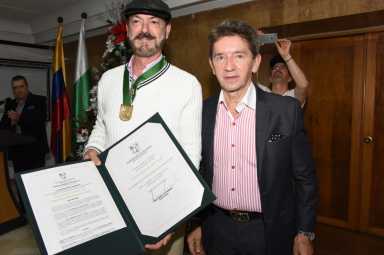 Presidente del Desfile de las Flores en NY recibe importante reconocimiento