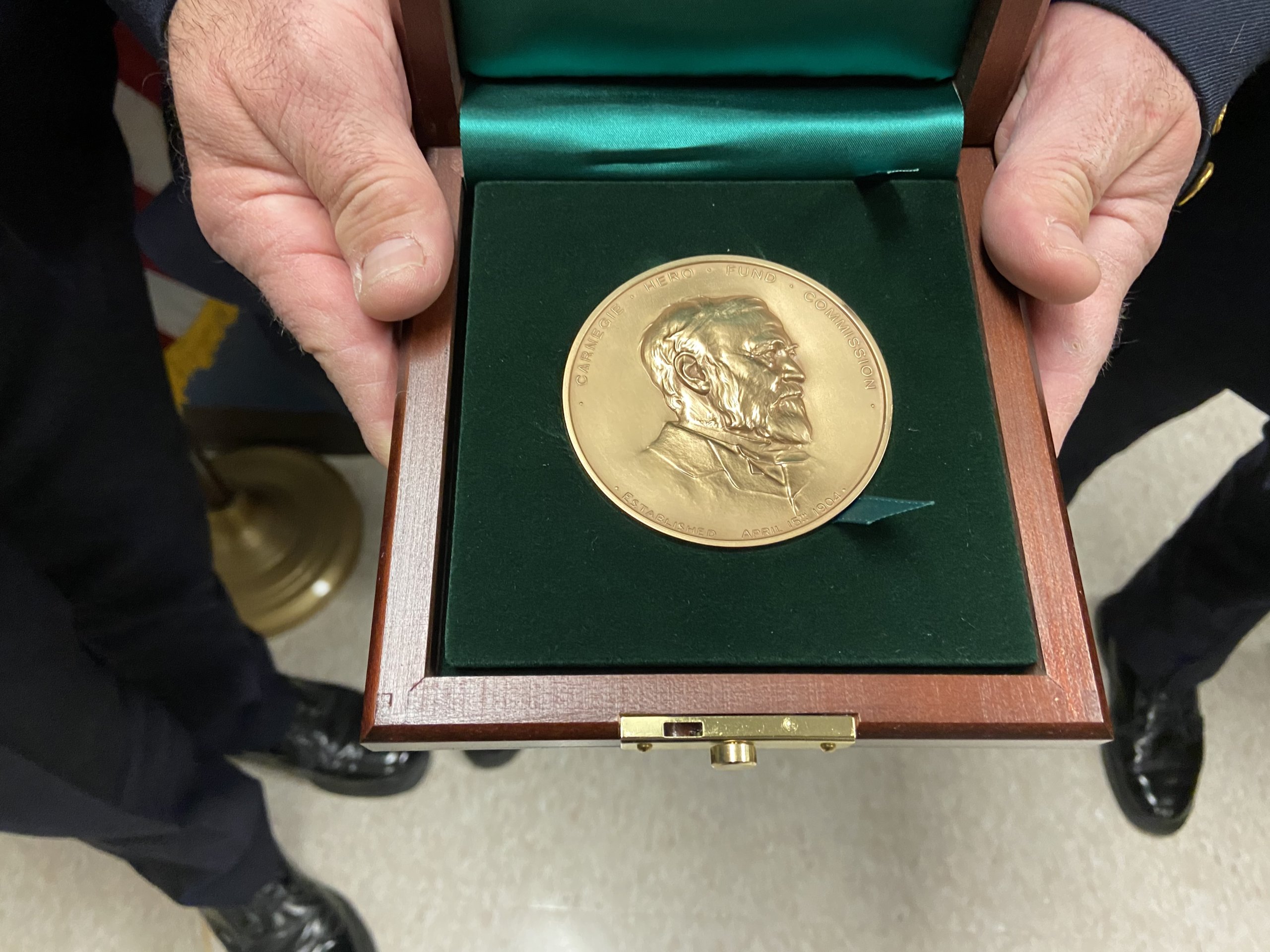 Policía hispano de Suffolk recibe medalla de honor por su acción heroica