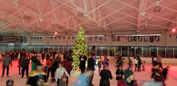1,500 personas disfrutan las maravillas invernales en pista de hielo de Dix Hills