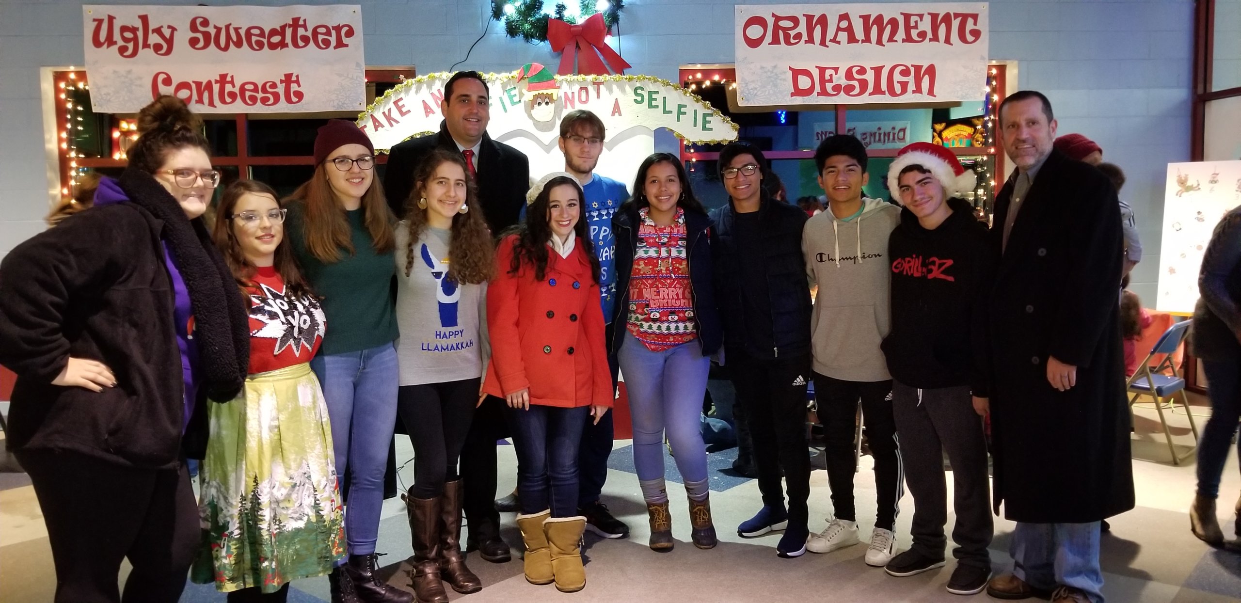 1,500 personas disfrutan las maravillas invernales en pista de hielo de Dix Hills
