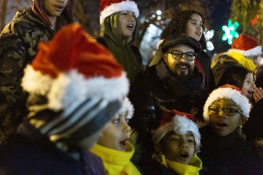Concejal Moya celebra iluminado de árboles navideños en Queens