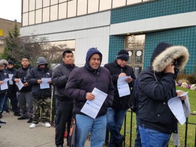 Indocumentados en Nueva York retan el frío para solicitar licencias de conducir