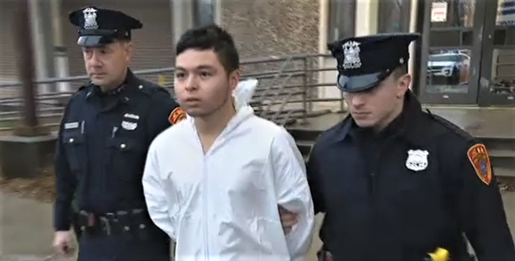 Joven hispano arrestado por apuñalar mortalmente a su madre en Suffolk