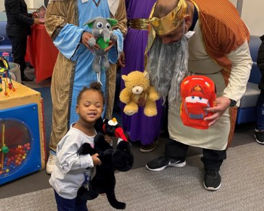 Los Tres Reyes Magos entregan regalos a niños enfermos en NUMC