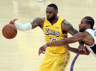 LeBron James consigue su noveno triple-doble de la temporada