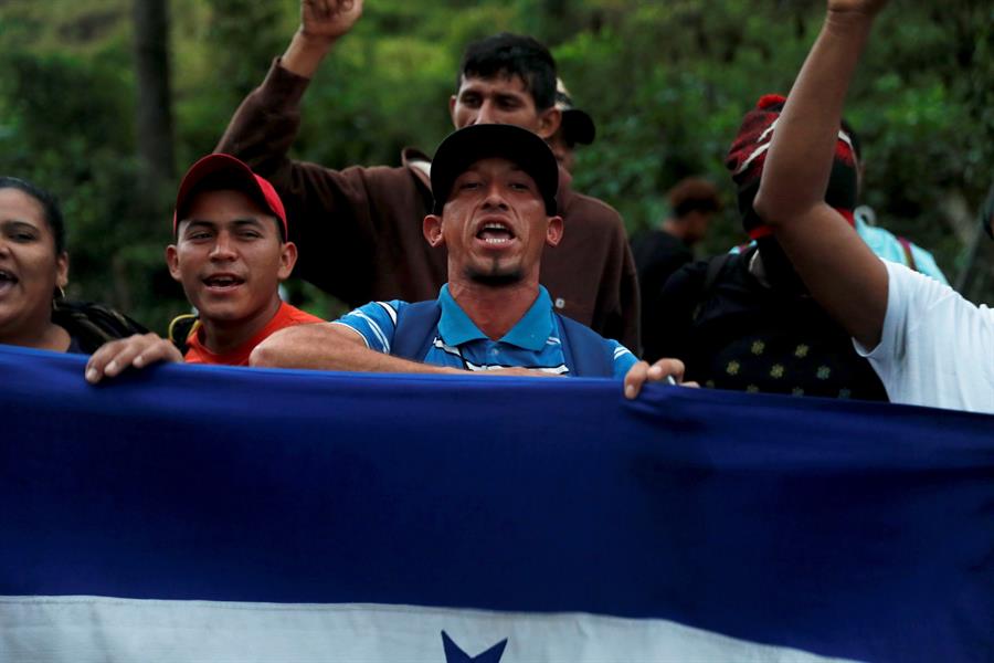 Más de 2.000 hondureños huyen en nueva caravana a EEUU