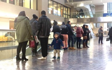 Inmigrantes acuden con fe al DMV a solicitar sus licencias de conducir