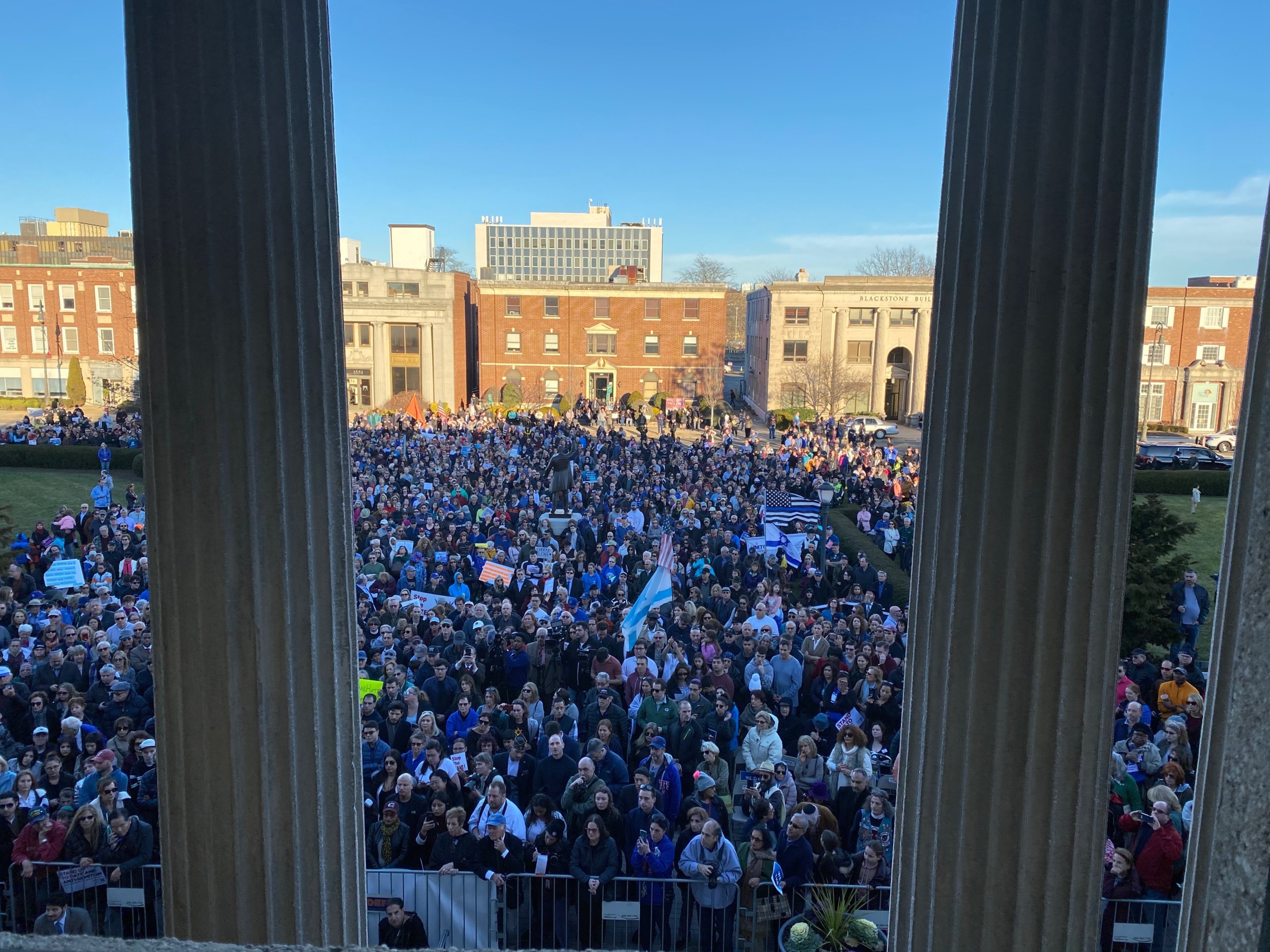 Miles marchan unidos contra el antisemitismo en Long Island