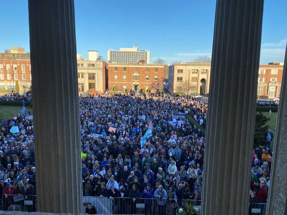 Miles marchan unidos contra el antisemitismo en Long Island